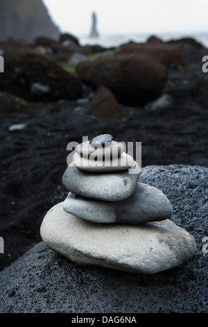 Cairn sur la plage de Reynisfjara qui jouit près de Vik, Islande Banque D'Images