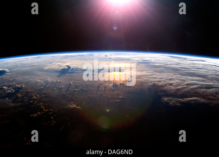 De la terre au soleil à partir de la Station spatiale internationale. Version optimisée et améliorée d'un original de l'image de la NASA Banque D'Images