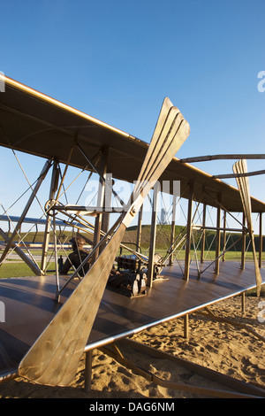 Premier vol SCULPTURE (©STEVEN H Smith 2003) WRIGHT BROTHERS NATIONAL MEMORIAL KITTY HAWK OUTER BANKS DE LA CAROLINE DU NORD USA Banque D'Images