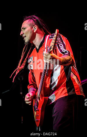 Toronto, Ontario, Canada. 10 juillet, 2013. ZOLTAN BATHORY, guitariste du groupe de metal américain Five Finger death punch de La Mort (également initialisé dans le FFDP ou 5FDP) effectue à Monster Rockstar energy Mayhem Festival à Toronto. Crédit : Igor/Vidyashev ZUMAPRESS.com/Alamy Live News Banque D'Images