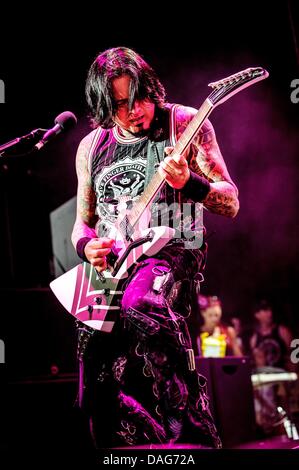 Toronto, Ontario, Canada. 10 juillet, 2013. JASON HOOK, guitariste du groupe de metal américain Five Finger death punch de La Mort (également initialisé dans le FFDP ou 5FDP) effectue à Monster Rockstar energy Mayhem Festival à Toronto. Crédit : Igor/Vidyashev ZUMAPRESS.com/Alamy Live News Banque D'Images