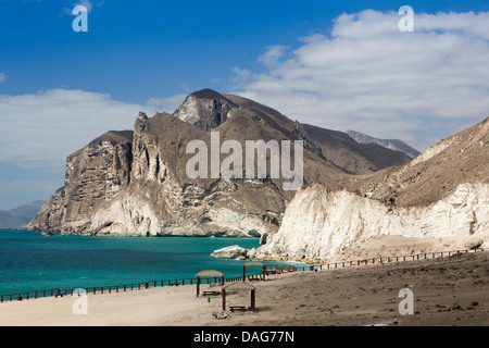 Oman, Mascate, plage Mughsail, vue spectaculaire littoral Banque D'Images