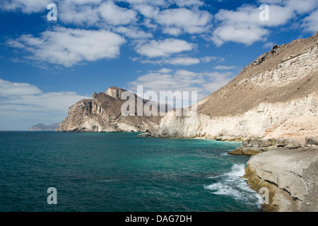 Oman, Mascate, plage Mughsail, littoral spectaculaire Banque D'Images