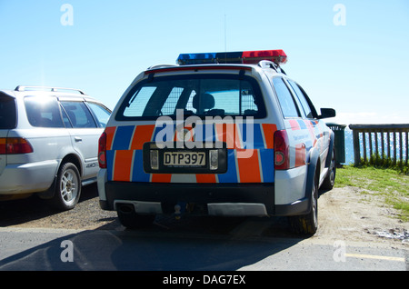 Voiture de police stationné jusqu'à la côte sur l'île de Waiheke, Auckland, Nouvelle-Zélande. Banque D'Images