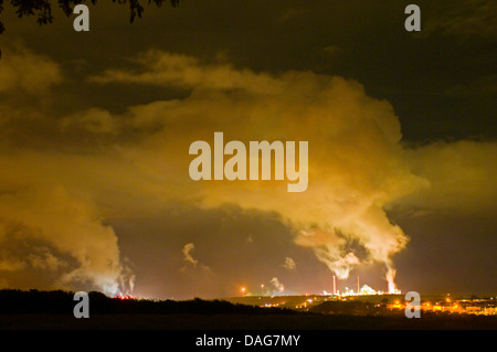 Dans la nuit l'huile rafinery, Royaume-Uni, pays de Galles, Pembrokeshire Banque D'Images