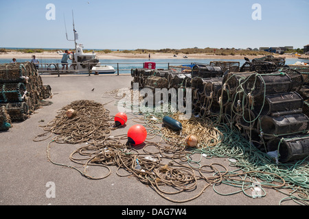 Des casiers à homard et crabe et cordes séchant au soleil sur le quai Banque D'Images