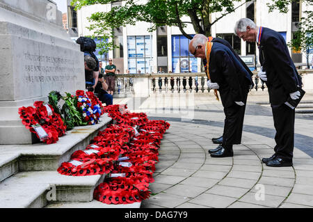 Belfast, en Irlande du Nord, 12 juillet 2013 - Les principaux membres de l'ordre d'Orange d'une gerbe en souvenir. Crédit : Stephen Barnes/Alamy Live News Banque D'Images