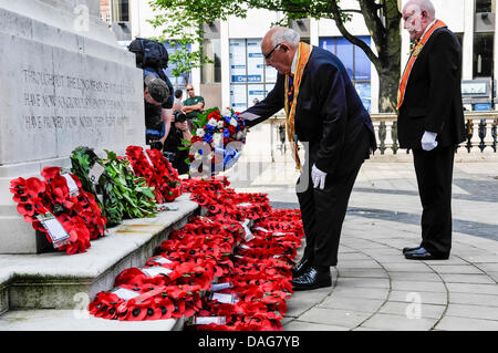 Belfast, en Irlande du Nord, 12 juillet 2013 - Les principaux membres de l'ordre d'Orange d'une gerbe en souvenir. Crédit : Stephen Barnes/Alamy Live News Banque D'Images