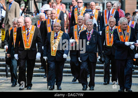 Belfast, en Irlande du Nord, 12 juillet 2013 - Les principaux membres de l'ordre d'Orange, y compris Rev Martin Smyth (portant médaillon violet) arriver au cénotaphe Crédit : Stephen Barnes/Alamy Live News Banque D'Images