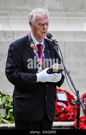 Belfast, en Irlande du Nord, 12 juillet 2013 - Le révérend Martin Smyth à partir de l'ordre d'Orange mène des prières pour les soldats morts au cénotaphe. Crédit : Stephen Barnes/Alamy Live News Banque D'Images