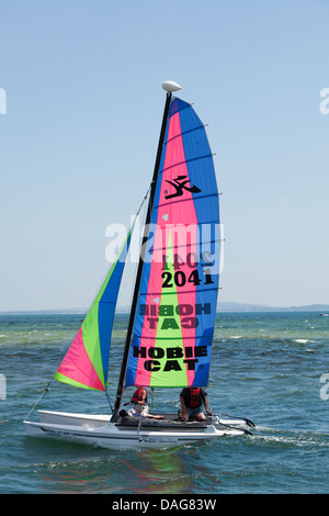 Deux personnes sur catamaran Hobie Cat sur mer Banque D'Images