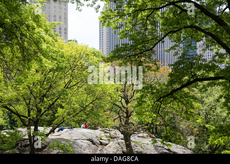 Des gens assis sur des rochers près de la Laiterie, Central Park, NYC Banque D'Images
