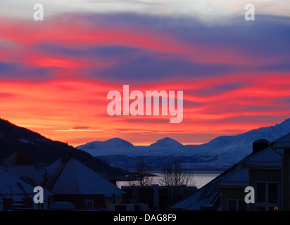 Le ciel au-dessus de rouge à midi Balsfjord polaire , la Norvège, Troms, Tromsoe, Malangen Banque D'Images