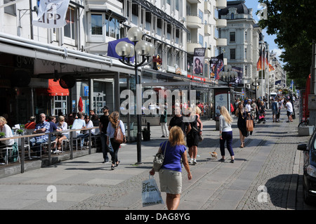 Les gens avec des magasins et restaurants de trottoir le long de l'Avenyen à Göteborg sur la côte ouest de la Suède Banque D'Images