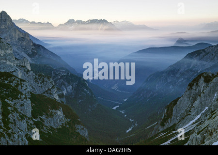 Vue depuis la cabane à Auronzo Dreizinnen salon en direction d'Auronzo le matin, l'Italie, le Tyrol du Sud, Dolomites Banque D'Images