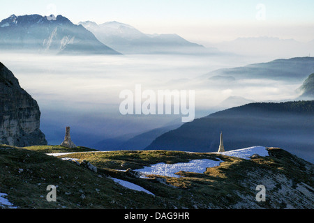 Vue depuis la cabane à Auronzo Dreizinnen salon en direction d'Auronzo le matin, l'Italie, le Tyrol du Sud, Dolomites Banque D'Images