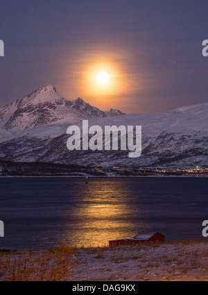 Pleine lune sur le mont Store, Blamannen Kvaloeya, Troms, Norvège, Tromsoe Banque D'Images