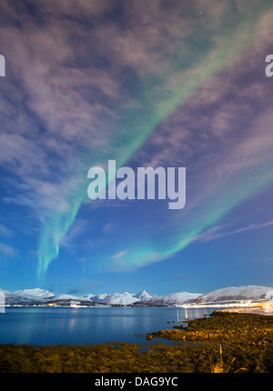 Aurora en face de nuages et ciel étoilé sur les toits d'une cité à l'Sandnes, Norvège du son, Troms, Kvaloeya, Tromsoe Banque D'Images