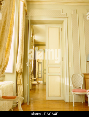 Rideaux en soie sur de grandes fenêtres en français opulent château salle à manger avec des doubles portes ouvertes aux dimensions prix Banque D'Images