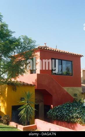 De l'extérieur peint rouge et jaune au Portugal villa avec jardin bien sur mur de lierre Banque D'Images