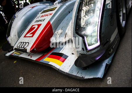 Chichester, UK. 12 juillet, 2013. La Le Mans gagner # 2 Audi R18 e-tron Quattro encore sale de la Sarthe est visible pendant le jour 1 de la 2013 Goodwood Festival of Speed dans le parc de Goodwood House. Credit : Action Plus Sport Images/Alamy Live News Banque D'Images