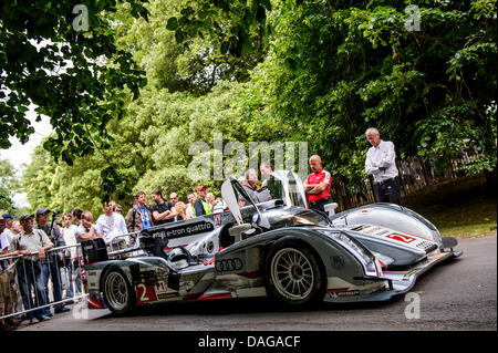 Chichester, UK. 12 juillet, 2013. La Le Mans gagner # 2 Audi R18 e-tron Quattro est préparé pour une course en haut de la colline Pendant Jour 1 de la 2013 Goodwood Festival of Speed dans le parc de Goodwood House. Credit : Action Plus Sport Images/Alamy Live News Banque D'Images