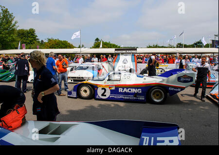 Chichester, UK. 12 juillet, 2013. Une Porsche 956 1983 entre dans la zone de rassemblement au cours de la 1re journée de l'édition 2013 du Goodwood Festival of Speed dans le parc de Goodwood House. Credit : Action Plus Sport Images/Alamy Live News Banque D'Images