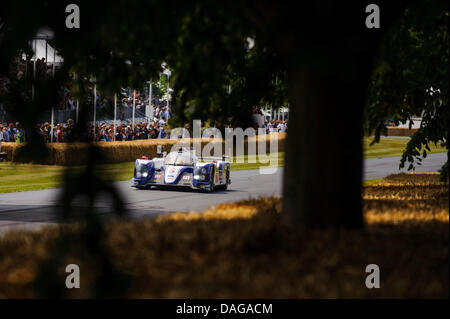 Chichester, UK. 12 juillet, 2013. Le # 7 2013 Toyota TS030 Hybrid fait une course jusqu'à la colline Pendant Jour 1 de la 2013 Goodwood Festival of Speed dans le parc de Goodwood House. Credit : Action Plus Sport Images/Alamy Live News Banque D'Images