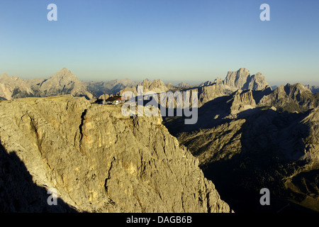 Vue depuis le Rifugio Lagazuoi Lagazuoi à Kleiner avec Antelao, Croda da Lago, Monte Pelmo dans lumière du soir, l'Italie, Dolomites Banque D'Images