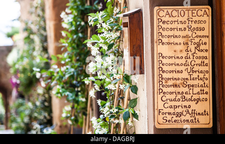 La toscane, italie. Liste des fromages en face d'une fromagerie traditionnelle, a déclaré que Cacioteca Banque D'Images