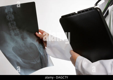 Un personnel médical de l'examen d'une xray Banque D'Images