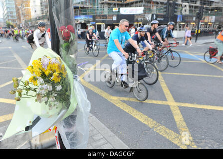 Whitechapel High Street, London, UK. 12 juillet 2013. Fleurs liés à un lampost au carrefour près de l'endroit où l'élève français Philippine De Gerin-Ricard a été tué dans une collision avec un camion, alors qu'une 'Boris', le flashmob de wellwishers passe à travers la jonction. Crédit : Matthieu Chattle/Alamy Live News Banque D'Images