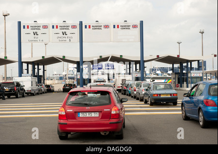 Contrôle de passeport français anglais Calais Voitures France Banque D'Images