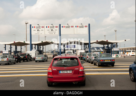 Contrôle de passeport français anglais Calais Voitures France Banque D'Images