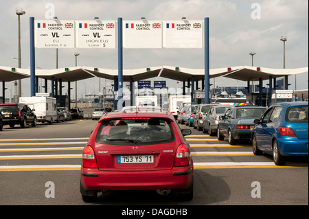 Contrôle de passeport français anglais Calais Voitures France Banque D'Images