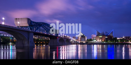 Le centre-ville de Chattanooga, Tennessee à partir de l'ensemble de la rivière Tennessee. Banque D'Images