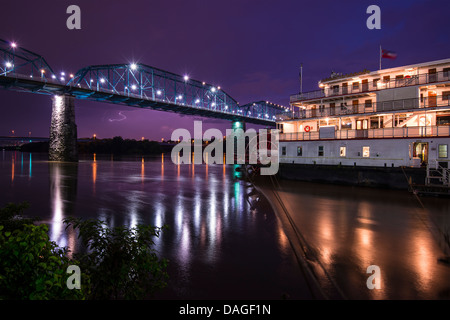 Le centre-ville de Chattanooga, Tennessee à partir de l'ensemble de la rivière Tennessee. Banque D'Images