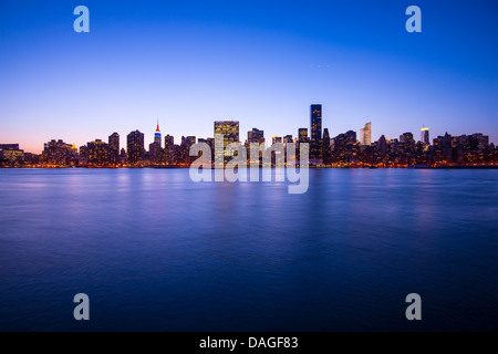 Manhattan skyline à travers l'East River à New York. Banque D'Images