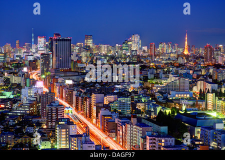 Tokyo, Japon structures historique vu d'un gratte-ciel de Ebisu. Banque D'Images