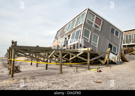 Un front de mer accueil renversé de la fondation par l'Ouragan Sandy le 20 novembre 2012 sur Fire Island, New York. Banque D'Images