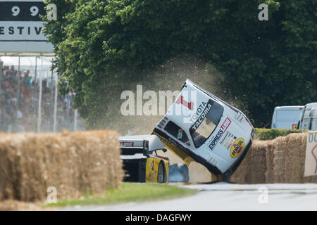 Goodwood, West Sussex, UK. 12 juillet 2013. Rod Millen dans la Toyota Tacoma '4610' s'écrase dans des balles de foin l'envoi le toit et capot volant dans l'air lors de son deuxième run jusqu'à la colline sur Friday's Goodwood Festival of Speed 2013. Chauffeur indemne. Credit : MeonStock/Alamy Live News Banque D'Images