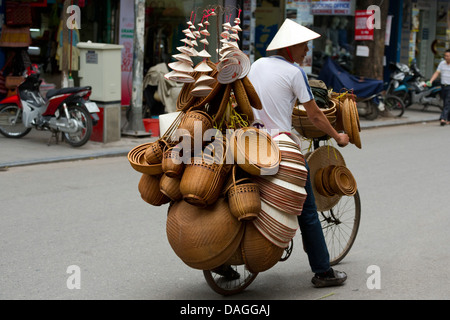 Vendeur de rue pour en faire des paniers dans le vieux quartier de Hanoi, Vietnam Banque D'Images