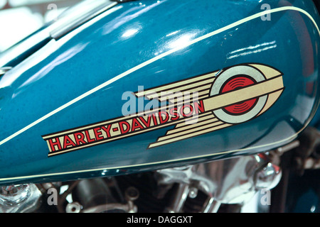 Une moto Harley-Davidson 1936 est vu à l'affiche au Musée Harley-Davidson à Milwaukee Banque D'Images