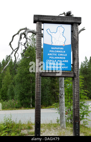 Cercle arctique route affiche à l'extérieur de l'Hautajärvi Visitor Centre, au nord de la Finlande, du Parc National d'Oulanka Banque D'Images