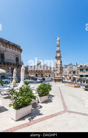 Ostuni historique avec pavement cafe à Piazza della Liberta, et Colonna di San Oronzo, dans les Pouilles, Italie du sud en été Banque D'Images