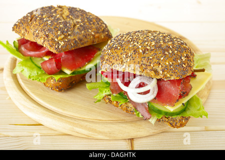 Sandwich au jambon forêt noire rustique. Banque D'Images