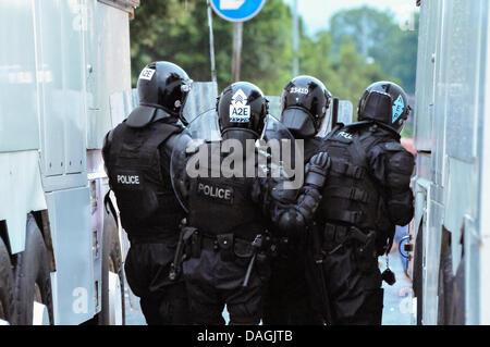 Belfast, en Irlande du Nord, 12 juillet 2013 - Agents PSNI bloquer une route comme une foule d'émeutes Crédit : Stephen Barnes/Alamy Live News Banque D'Images