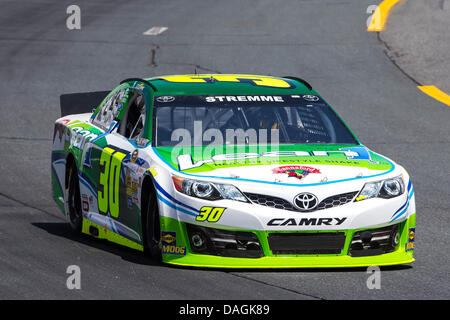 Loudon, NH, USA. 12 juillet, 2013. Loudon, NH - 12 juil 2013 : David Stremme (30) apporte sa voiture de course à travers les virages au cours d'une session pratique pour le Camping World RV Sales 301 course sur le New Hampshire Motor Speedway de Loudon, NH. Credit : csm/Alamy Live News Banque D'Images