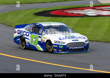 Loudon, NH, USA. 12 juillet, 2013. Loudon, NH - 12 juil 2013 : Casey Mears (13) apporte sa voiture de course à travers les virages au cours d'une session pratique pour le Camping World RV Sales 301 course sur le New Hampshire Motor Speedway de Loudon, NH. Credit : csm/Alamy Live News Banque D'Images