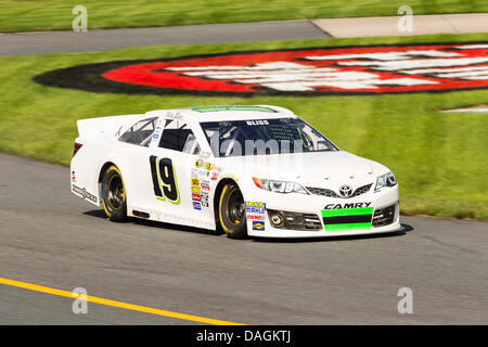 Loudon, NH, USA. 12 juillet, 2013. Loudon, NH - 12 juil 2013 : Mike Bliss (19) apporte sa voiture de course à travers les virages au cours d'une session pratique pour le Camping World RV Sales 301 course sur le New Hampshire Motor Speedway de Loudon, NH. Credit : csm/Alamy Live News Banque D'Images